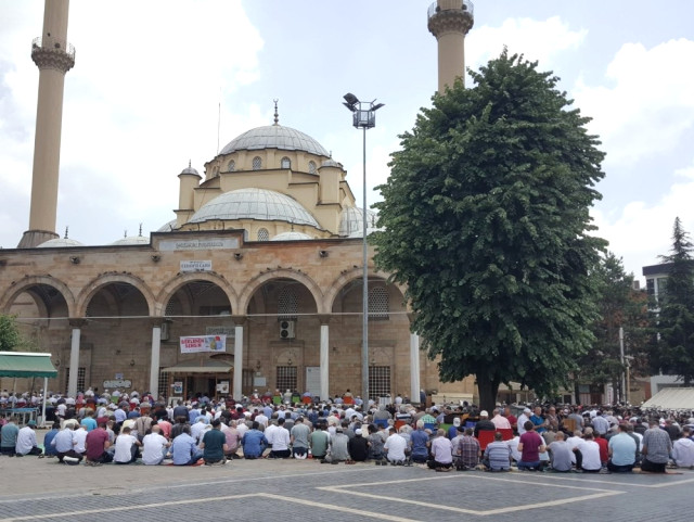 Ramazanın Son Cumasında Camiler Doldu