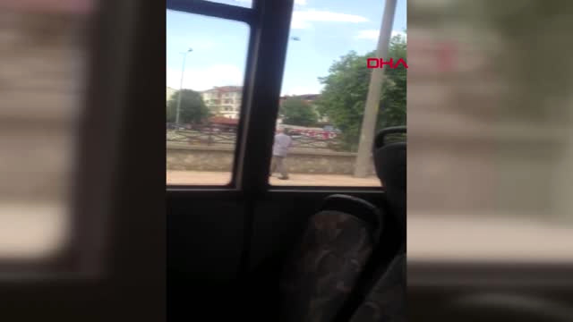 Düzce Sefer Sırasında Otobüsten İnip Güvercinleri Besliyor