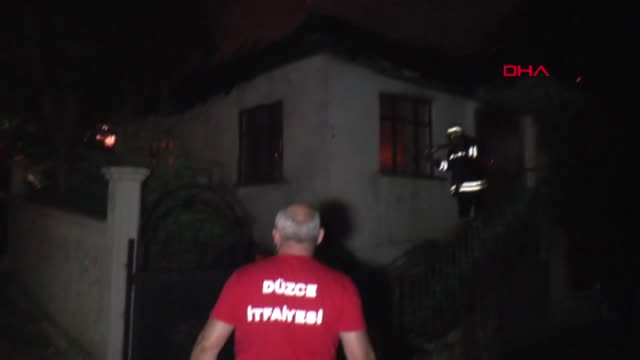 Düzce 2 Katlı Ahşap Ev Yandı, Köylüler Su Olmayınca Müdahale Edemedi Hd