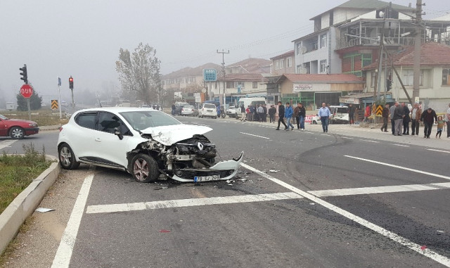 Otomobil Trafik Işıklarında Bekleyen Araca Çarptı: 3 Yaralı