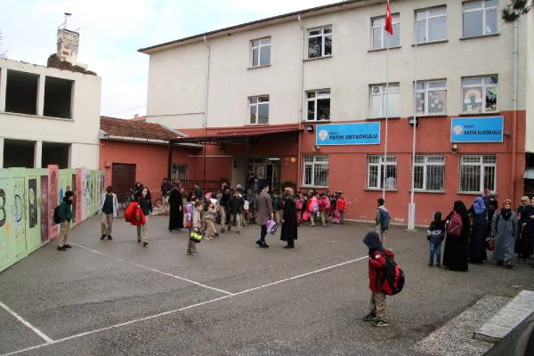 Yıkılacak Okul İçin Eski Kapılarla Önlem
