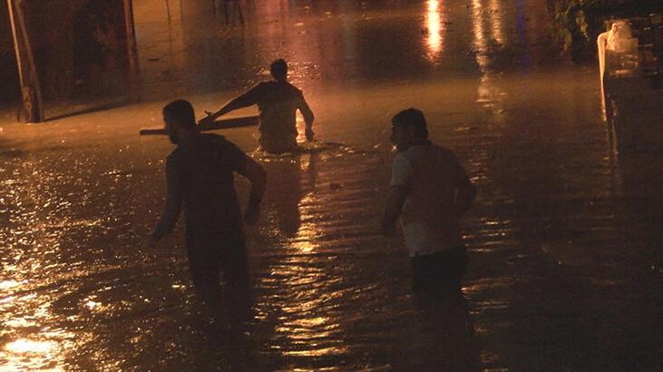 İstanbul’da sağanak yağış! Caddeler göle döndü