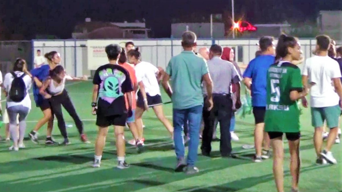 Kadın futbolcular yeşil sahayı ringe çevirdi