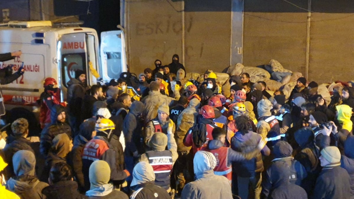 Diyarbakır’da 45 yaşındaki kadın, 72 saat sonra enkazdan kurtarıldı