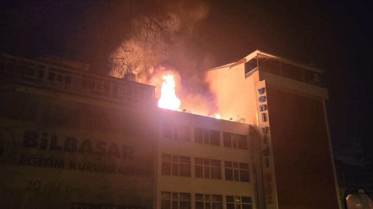 Alevler yükseldi! Ankara’da 4 katlı metruk binanın çatısı alevlere teslim oldu