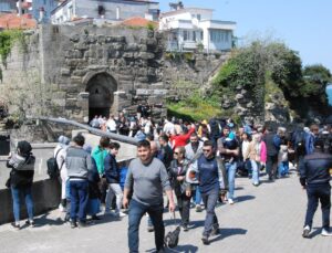 Tatili fırsat bilen soluğu orada aldı, ilçede adım atacak yer kalmadı