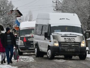 Üç vilayette Nisan ayında kar yağdı: Araçlar yolda kaldı
