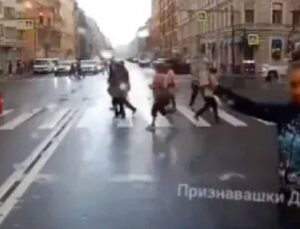 Akan trafikte bir anda aracın önüne atladı! Ceketinin fermuarını açıp göğüslerini gösterdi… Toplumsal medya bunu konuşuyor
