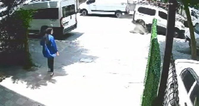 Yerinden çıkan rögar kapağı arabayı bu türlü pert etti