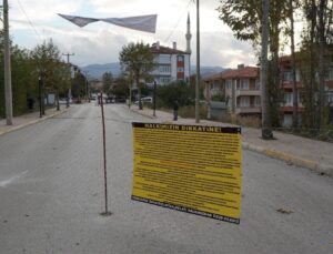 Mahkeme Kararını Münasebet Gösterip, Caddeyi Yaya Ve Araç Trafiğine Kapattı