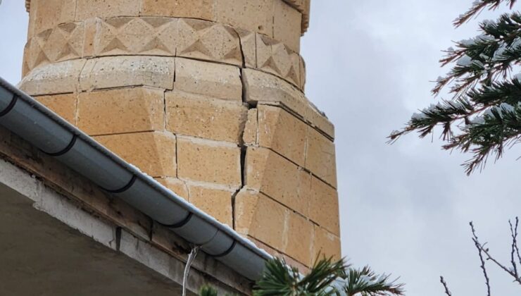 Minare Çatladı: Cami İbadete Kapatıldı