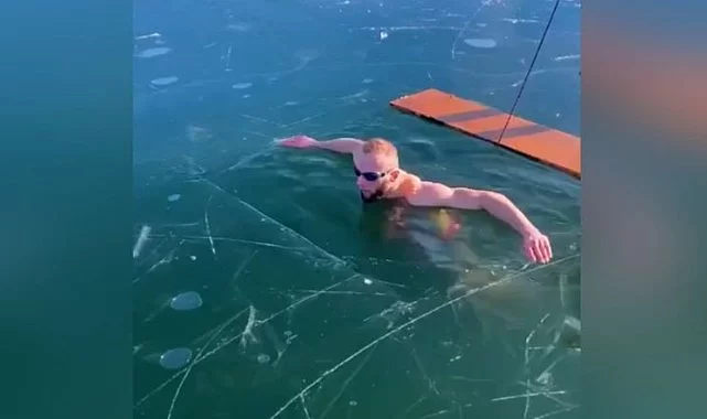 Müthiş Anlar Kamerada; Yüzücünün Buz Kaplı Göldeki Gösterisi Az Daha Faciayla Son Buluyordu