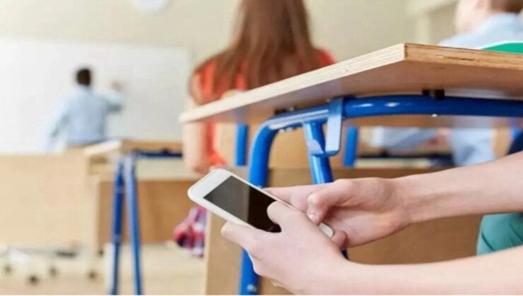 Bir yerde daha okullarda akıllı telefon kullanımı yasaklandı
