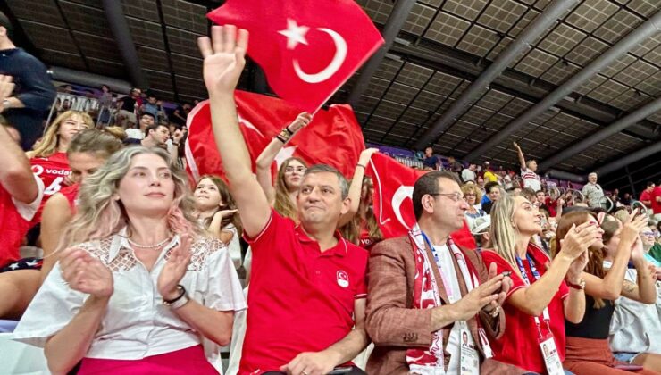 CHP heyeti maçı tribünden takip etti