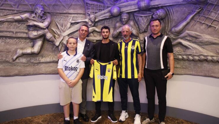 Tarlasına traktörle “Fenerbahçe” yazan çiftçi, Ali Koç’un davetiyle Lugano maçını izledi
