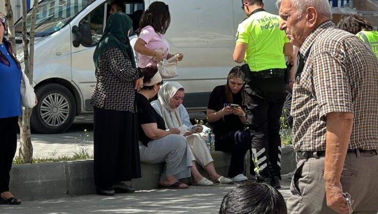 Motosikletli gençlere çarptı! Şoför dakikalarca ağladı