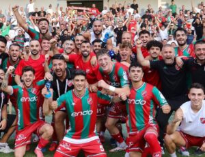 7 otobüsler geldiler. Kuşadasıspor galibiyetini futbolcularla kutladılar
