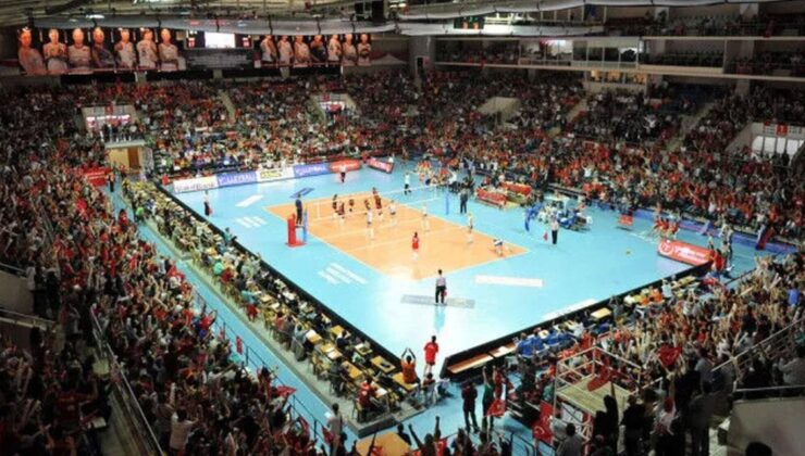 Atatürk Voleybol Salonu’nda İzmir derbisi