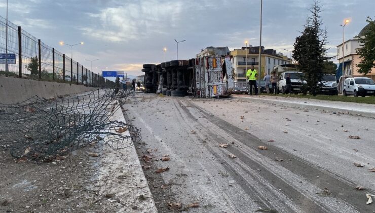 Bursa’da bir tır kaldırımı ve müdafaa tellerini aşıp yola düştü