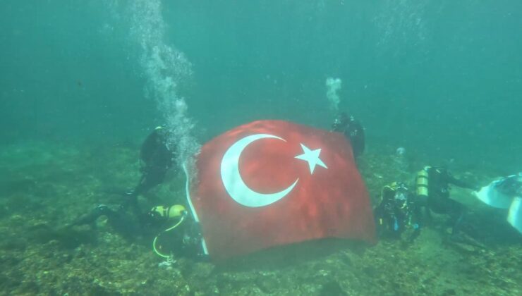 Cumhuriyetin 101. yılı su altında bayrak açarak kutlandı