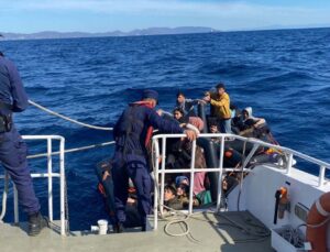 İzmir açıklarında 98 kaçak göçmen yakalandı