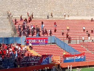 Kulüp başkanı tribünde kavga eden taraftarların ortasına daldı