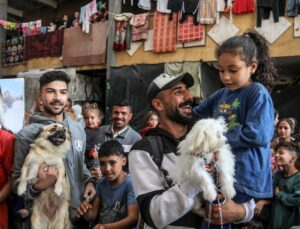 Dünya’nın temiz yüzü çocuklar ve hayvanlar Gazze’de yüzleri güldürdü