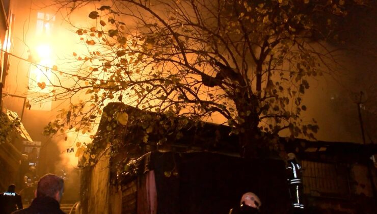 Beyoğlu’nda gecekondu alev alev yandı