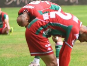 Karşıyaka bir bir eriyor