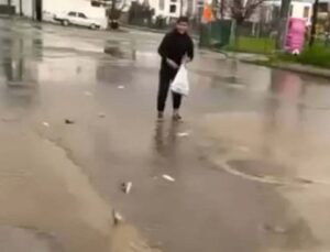 Bodrum’u vuran sağanakta değişik imajlar: Gölet taştı vatandaş saçılan balıkları topladı