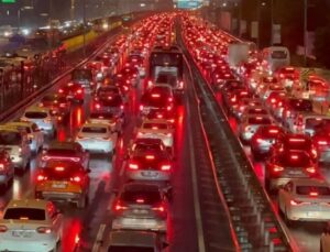 İstanbul’da bayram gecesi zahmeti: Trafik kilitlendi