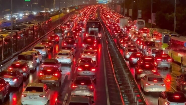 İstanbul’da bayram gecesi zahmeti: Trafik kilitlendi