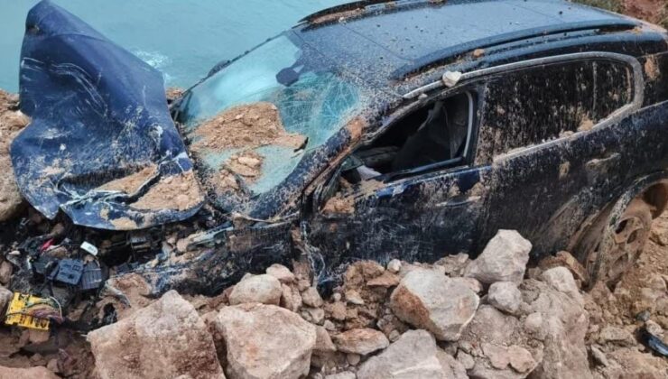 Seyir halindeki şoför dağdan kopan kayaların altında kaldı