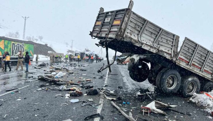 Van’da arabayla TIR çarpıştı: Tıpkı aileden 2 kişi öldü!