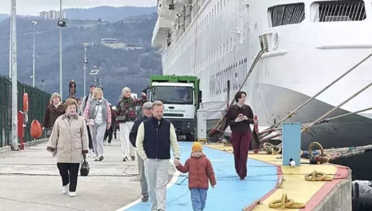 Yüz binden fazla Rus turist akın etti, nüfusu 10 katına kadar çıktı!