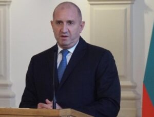 Eski cumhurbaşkanı yeniden seçildi