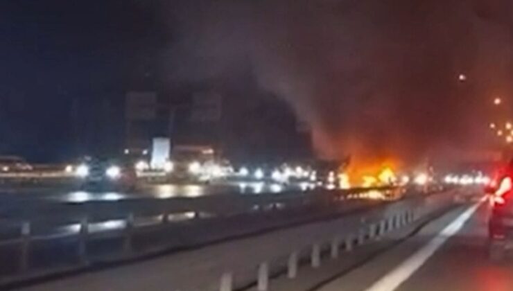 Ümraniye’de seyir halindeki arabada yangın