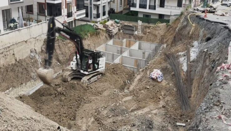 Beylikdüzü’nde inşaat alanında yol çöktü: O anlar kamerada