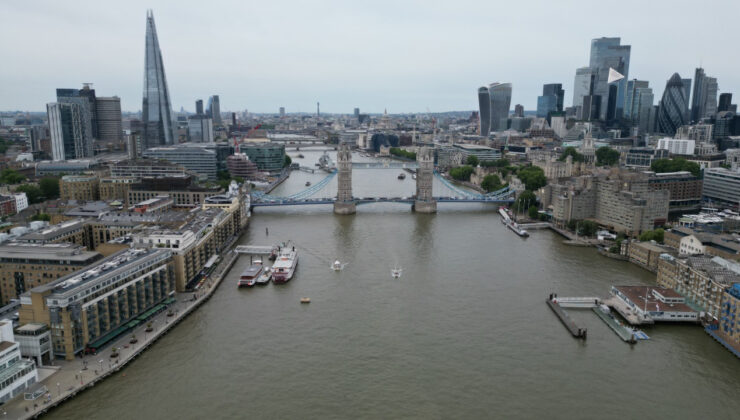 Ünlü Thames Irmağı’nın rengi değişti