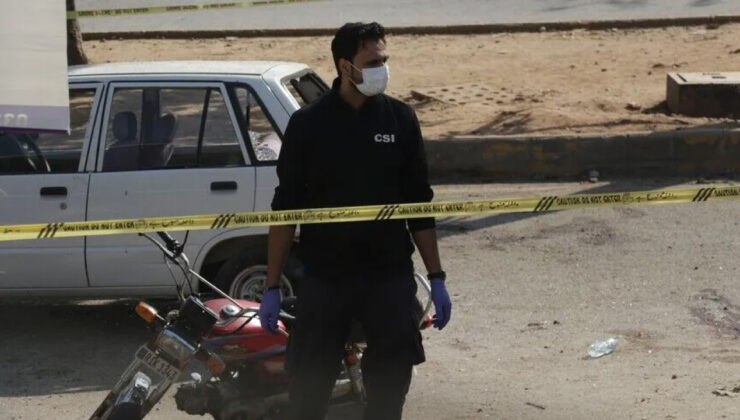 Pakistan’da canlı bomba saldırısı: 5’i polis 13 kişi öldü